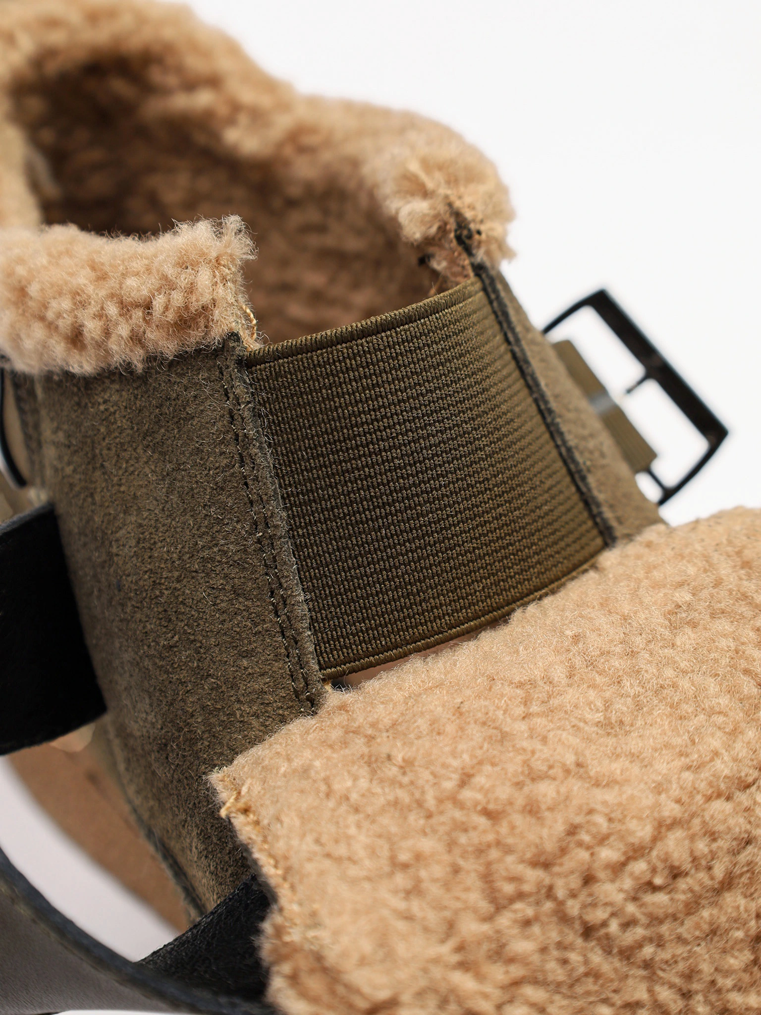 Ботинки цвета хаки с ремешком на низкой платформе